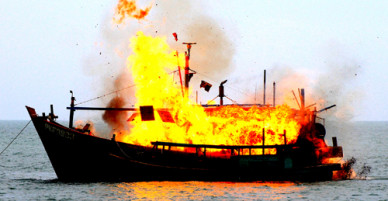 Bốn người ôm phao nhảy xuống biển khi tàu phát cháy