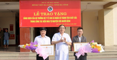 Hai người đàn ông vượt 200 km hiến máu cứu bệnh nhân được tặng bằng khen