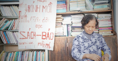 Cụ bà 73 tuổi trích lương hưu làm quầy sách báo miễn phí giữa Hà Nội: Từ lúc mở đến nay, ngày nào cũng nhận được quà