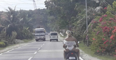 Nữ du khách mặc bikini dạo phố bị tuýt còi ở Philippines