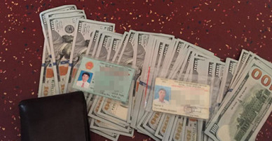 Phụ xe trả lại 8.300 USD cho khách