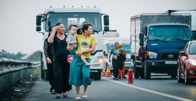 Hành khách ẵm con cuốc bộ trên cao tốc Long Thành sau vụ tai nạn liên hoàn khiến cả tuyến đường kẹt cứng