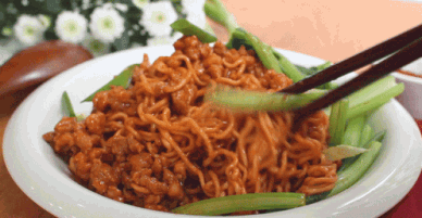 Chỉ cần thêm 1 nguyên liệu này thì món mì trộn sẽ ngon hơn rất nhiều
