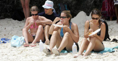 Bãi biển nổi tiếng Thái Lan phải đóng cửa 4 tháng vì lý do “nói mãi không sửa” của du khách
