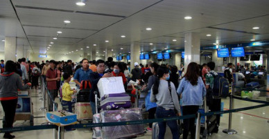 Lóa mắt trước điện thoại xịn, 1 nhân viên sân bay bị bắt
