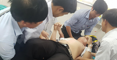 Nam sinh đâm trọng thương giáo viên vì bị nhắc xóa hình xăm