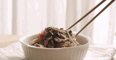Không thể tin nổi chỉ cần lò vi sóng vẫn làm được miến trộn Hàn Quốc ngon tuyệt hảo
