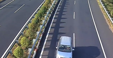 Chạy ngược chiều, nhiều ôtô bị cấm vào cao tốc TP HCM - Long Thành