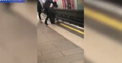 Say xỉn, 2 thanh niên khiến cả ga tàu tại Anh thót tim khi thoát chết trong gang tấc