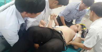 Lớp trưởng đâm thầy chủ nhiệm trọng thương vì xăm hình cái môi con gái
