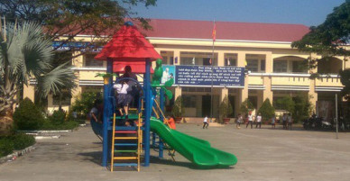 Cô giáo bị phụ huynh ép quỳ buồn về việc hiệu trưởng bị cách chức