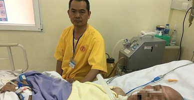 Con tìm được cha đang hôn mê sâu trong bệnh viện sau gần 40 năm thất lạc