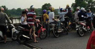 Ba người lao mình xuống sông Sài Gòn cứu cô gái tự tử, một thanh niên chết đuối