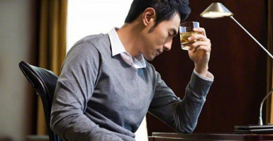 Bạn gái liên lạc với tình cũ khi chúng tôi cãi vã