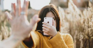 Bạn trai hạnh phúc với tôi mà vẫn giữ ảnh người cũ