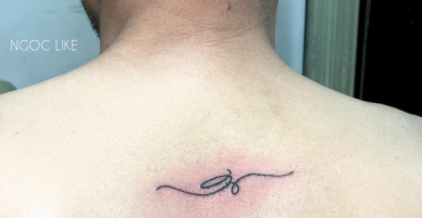 Người đàn ông xăm tên vợ vừa mất trên lưng và câu chuyện khiến người thợ xăm không kiểm nổi nước mắt