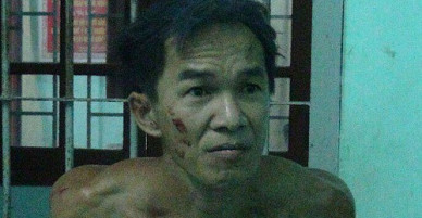 Vết máu ở hiện trường tố nghi phạm chém lìa đầu người hàng xóm