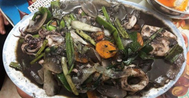 Đĩa mực xào hỗn loạn của cô gái đất biển gây chấn động giới sành ăn trên MXH