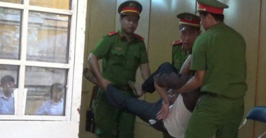 Nghe tòa tuyên án tử hình, kẻ giết người lăn đùng ra bất tỉnh