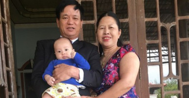 Lời ông ngoại dặn cháu trong đêm ở cữ cuối cùng nhà ngoại khiến mẹ hiếm muộn nghẹn lòng: Mai về nội rồi, đừng quên ông nhé!