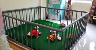 Bố hì hục suốt 4 tiếng làm chiếc cũi từ ống nước cho con