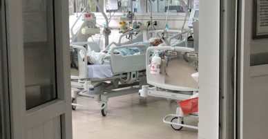 Người thân đến bệnh viện xác nhận danh tính nạn nhân bị kéo lê hàng trăm mét trên đường phố Hà Nội