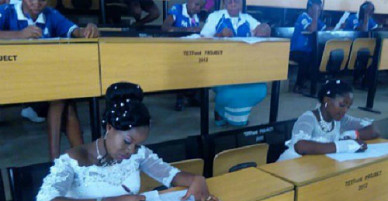 Sinh viên Nigeria mặc váy cưới đi thi tốt nghiệp