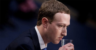 10 khoảnh khắc khó xử trong hai ngày điều trần của CEO Facebook