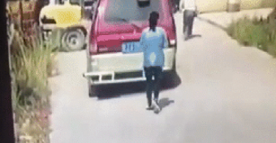 Vừa đi vừa nghịch điện thoại, cô gái bị ô tô tông trúng, chưa kịp đứng dậy thì xe đã cuốn vào gầm