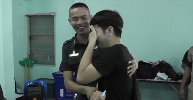 Chuyện tuyển quân kiểu kiếp đỏ đen ở Thái Lan: người suy sụp ngất xỉu, người quẩy banh nóc nhà