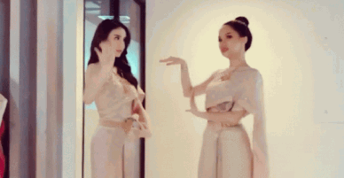 Mừng Tết Songkran, Hương Giang cùng Yoshi nhắng nhít múa trong trang phục truyền thống Thái Lan