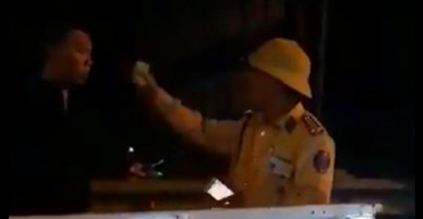 Trung tá cảnh sát bị chuyển công tác do chiếu đèn pin vào tài xế