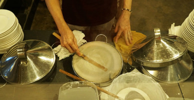 Bánh ướt thịt nướng ở Sài Gòn: muốn ăn ngon phải biết cuốn