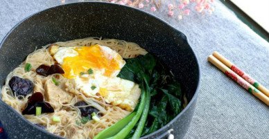 15 phút nấu mì trứng nấm nóng hổi cho bữa sáng ngon bất ngờ