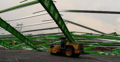 Mưa lớn khiến nhà xưởng đổ sập: Tài xế lái xe lu bị thanh sắt đè tử vong trong xe