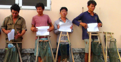 Bộ đội biên phòng vây bắt 40 người trộm nghêu