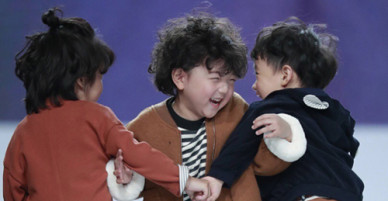 Cậu bé 4 tuổi gây sốt sau cú ngã ở tuần thời trang Thượng Hải