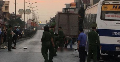 Người đàn ông đứt đầu sau va chạm liên hoàn với 2 ô tô