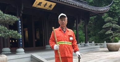 Cụ ông 67 tuổi sẵn sàng đi quét rác để vi vu khắp thế giới