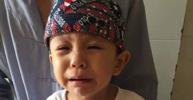 Tiền Giang: Xót cảnh bé trai 3 tuổi khóc ngất đòi mẹ sau khi bị mẹ bỏ rơi trước cổng chùa