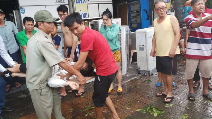 mưa, giông, lốc xoáy, cây đổ, xe máy, con người, giao thông, TP.HCM, tin8