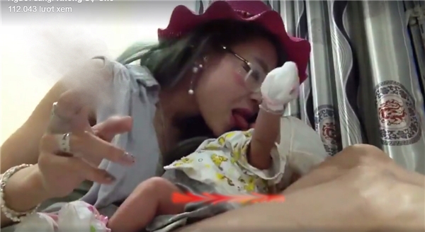 Bella, làm mẹ, ăn quỵt, bạo hành, chăm con, tin8, quyền trẻ em