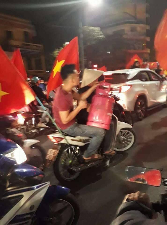 CĐV Việt Nam, tin8, chiến thắng, cổ vũ, bá đạo, ăn mừng