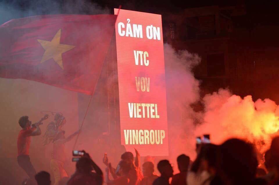 CĐV Hải Phòng, cổ vũ, bóng đá, Việt Nam, Syria, chiến thắng, Hải Phòng, đỏ rực, Hàn Quốc