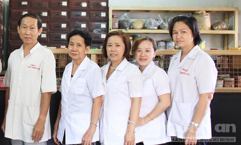 khám bệnh, nổi tiếng, Sài Gòn, người nghèo, tin8, giúp đỡ, bệnh nhân