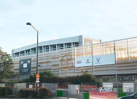 Triển lãm David Beckham, Vinfast, Vingroup, Phạm Nhật Vượng, triển lãm xe, Hoa hậu Tiểu Vy, tin8xe hơi quốc tế Paris Motor Show 2018 được tổ chức vào ngày 2-10 hôm nay tại Paris. Đây là một sự kiện lớn của các công ty xe trên thể giới vì đây là dịp trình làng bộ sưu tập mới nhất của mình. Không xa lạ vơi sngười tiêu dùng Việt, các hãng xe lớn như BMW, Mercedes,… cũng góp mặt. Nhưng triển lãm xe năm nay đối với người Việt Nam là cột mốc đáng nhớ bởi đây là lần đầu tiên Việt Nam đưa chính xe hơi do Việt Nam tự sản xuất ra mắt thị trường quốc tế. Dòng xe được mang đi triển lãm thuộc hãng Vinfast- một công ty con của tập đoàn Vingroup do ông Phạm Nhật Vượng làm chủ tịch. Với tham vọng sản phẩm Việt Nam phổ viên trên thị trường thế giới, ông Vượng đã chịu chi nhiệt tình cho các hoạt động quảng cáo và sản xuất. Theo Vnexpress, Vinfast sẽ mang đến triển lãm hai dòng xe SUV 7 chỗ Lux A2.0 và Lux SA2.0 sang trọng, cao cấp. Xuất hiện trong buổi triển lãm là cựu cầu thủ người anh nổi tiếng David Beckham- người sẽ làm gương mặt đại diện cho hãng xe Vinfast. Cùng với Beckham là tân hoa hậu hoàn vũ Tiểu Vy sẽ giới thiệu về hai dòng xe cao cấp này. Theo một nguồn tin, lý do để ông Vượng chi mạnh tay để mời David Beckham bởi cựu cầu thủ dù 43 tuổi nhưng vẫn còn phong độ và lịch lãm và là mẫu người đàn ông thành đạt lý tưởng. Đây cũng là đối tượng khách hàng và Vinfast muốn nhắm đến.