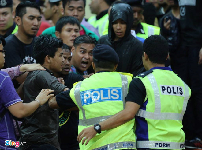 AFF Cup 2018, vết nhơ, kinh hoàng, tin8, tấn công, bị đánh, CĐV Việt Nam, CĐV Malaysia, Ultras Malaysia