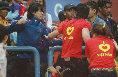 AFF Cup 2018, vết nhơ, kinh hoàng, tin8, tấn công, bị đánh, CĐV Việt Nam, CĐV Malaysia, Ultras Malaysia
