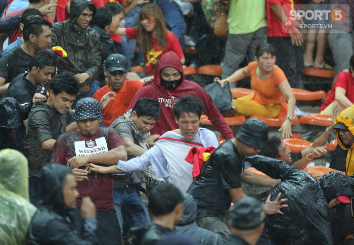 AFF Cup 2018, vết nhơ, kinh hoàng, tin8, tấn công, bị đánh, CĐV Việt Nam, CĐV Malaysia, Ultras Malaysia