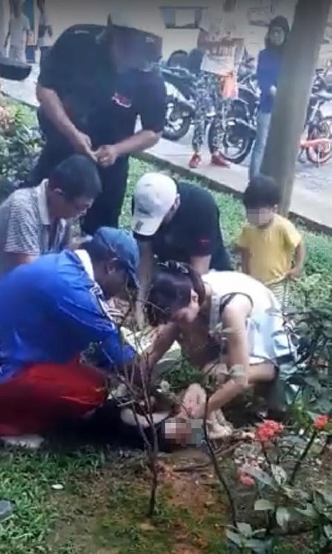 thoát chết, ngoạn mục, cậu bé, tin8, Singapore, bỉm, vật dụng